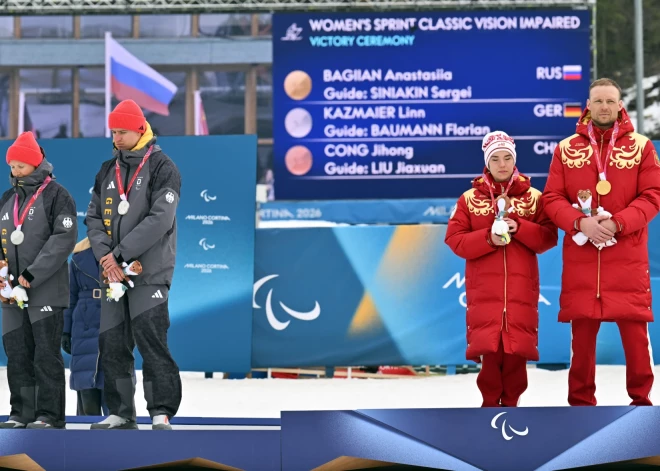 "Tas šķiet dīvaini un nepareizi" - Paralimpisko spēļu apbalvošanas ceremonijā starp Krievijas un Vācijas sportistiem piedzīvots maksimāli neveikls brīdis