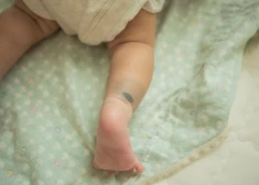 Kaulu lūzumi un zilumi: Rīgā vairākkārt konstatēta fiziska vardarbība pret zīdaiņiem līdz trīs mēnešu vecumam