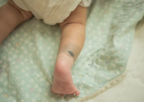 Rīgā vairākkārt konstatēta fiziska vardarbība pret zīdaiņiem līdz trīs mēnešu vecumam. 