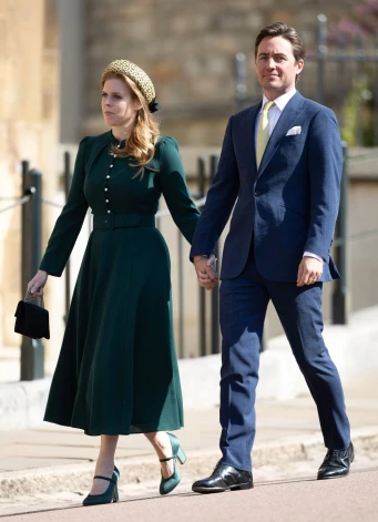 Princese Beatrise ar vīru Edoardo Mapelli Moci pērn, apmeklējot Lieldienu dievkalpojumu kopā ar karalisko ģimeni.