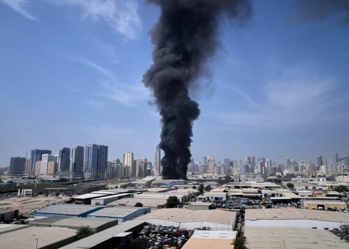 Черный столб дыма поднимается над складом в промышленной зоне города Шарджа в Объединенных Арабских Эмиратах после сообщений об ударах Ирана по Дубаю.