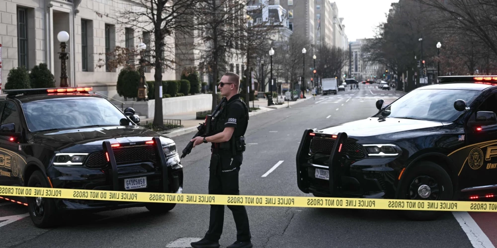 ASV Slepenā dienesta darbinieks uzrauga notikuma vietu pēc tam, kad 2026. gada 11. martā Vašingtonā pie Baltā nama automašīna ietriecās drošības barjerā. 