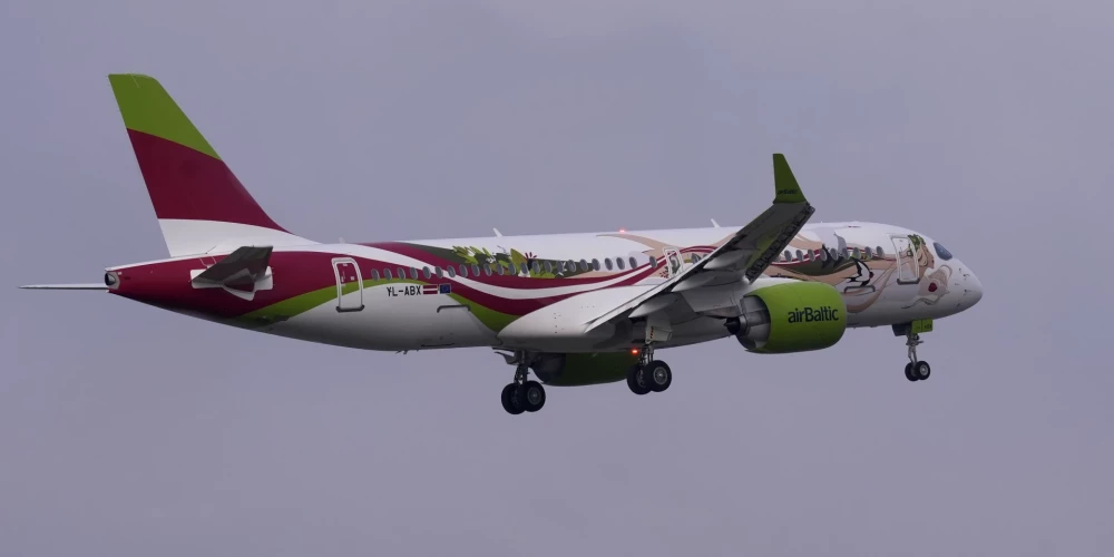 Latvijas nacionālās aviokompānijas "airBaltic" lidmašīna.