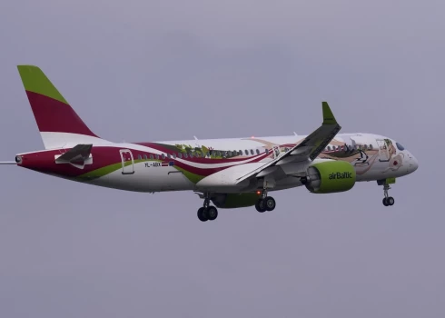 Latvijas nacionālās aviokompānijas "airBaltic" lidmašīna.