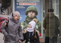 Krievijā sievietei piespriež 17 gadus cietumā par karadienesta sludinājumu noraušanu