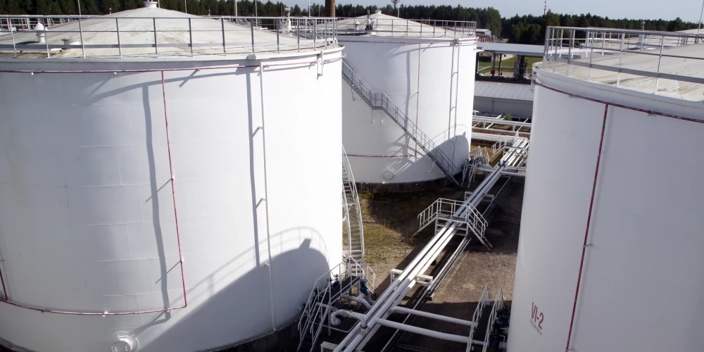 Latvija apsver degvielas rezervju izmantošanu cenu stabilizēšanai.