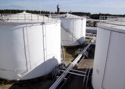 Latvija apsver degvielas rezervju izmantošanu cenu stabilizēšanai.