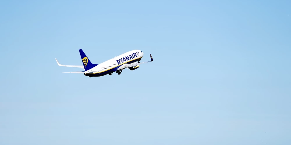 "Ryanair" lidmašīna Starpautiskās lidostas "Rīga" teritorijā.
