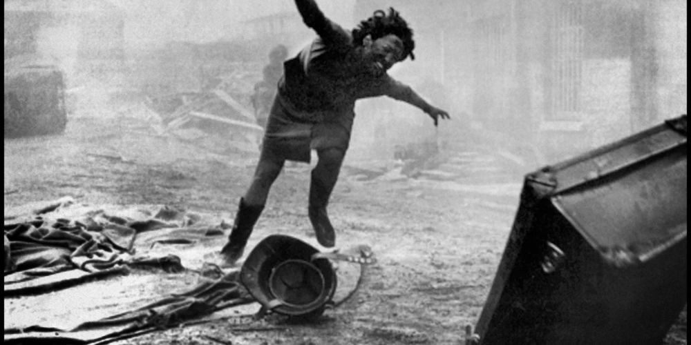 Kadrs no 1965. gadā uzņemtās pseidodokumentālās filmas “Kara spēle”, kas stāsta par kodolkaru un tā sekām.