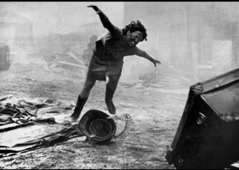 Kadrs no 1965. gadā uzņemtās pseidodokumentālās filmas “Kara spēle”, kas stāsta par kodolkaru un tā sekām.