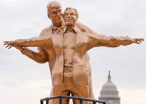 Vašingtonā uzstāda Trampa un Epstīna “Titānika” skulptūru.