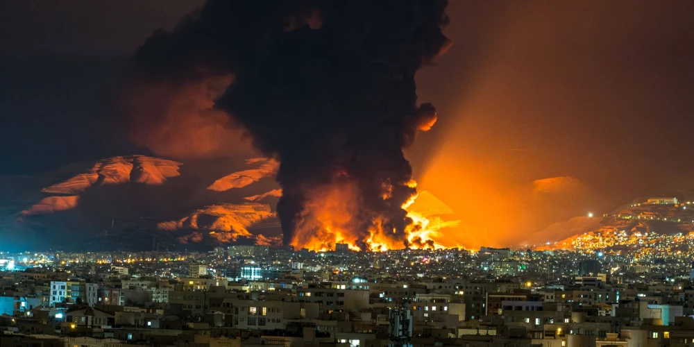 Teherāna dūmos un liesmās pēc ASV triecieniem 28. februārī.