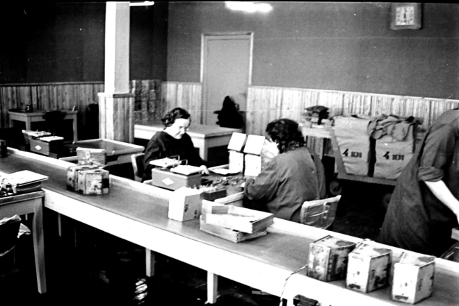 5. tramvaju depo darbinieces šķiro un skaita monētas no sabiedriskā transporta biļešu automātiem.