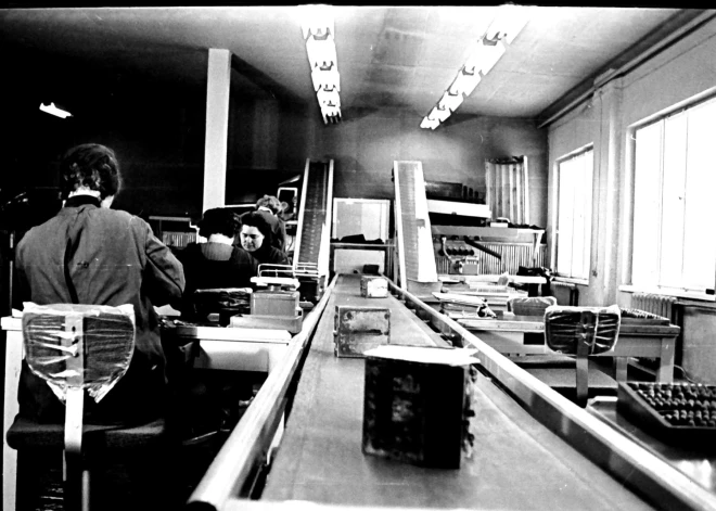 FOTO: Biļešu automāti, kurus reiz apmānīja ar pogām, – kā reiz brauca Rīgas sabiedriskajā transportā