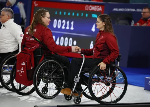 Latvijas ratiņkērlinga komanda paralimpiskajās spēlēs izcīna trešo uzvaru.