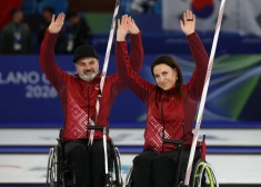 Латвийские керлингисты на колясках Полина Рожкова и Агрис Ласманс .