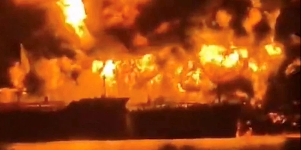 Divi ārvalstu naftas tankkuģi Irākas ūdeņos tika aizdedzināti.