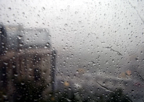 Šorīt vairākos Latvijas novados novērots pirmais šī gada pērkona negaiss. 