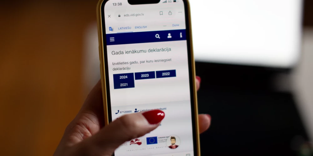 Valsts ieņēmumu dienesta Elektroniskā deklarēšanās sistēmas mājaslapa mobilajā telefonā.