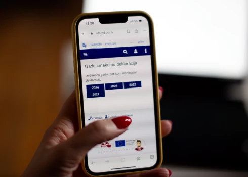 Valsts ieņēmumu dienesta Elektroniskā deklarēšanās sistēmas mājaslapa mobilajā telefonā.