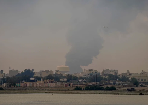 Irāna uzbrūk degvielas tvertnēm Bahreinā.