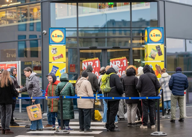 Новый рекорд на открытии магазина Lidl на Лачплеша - первый клиент прождал в очереди 15 часов