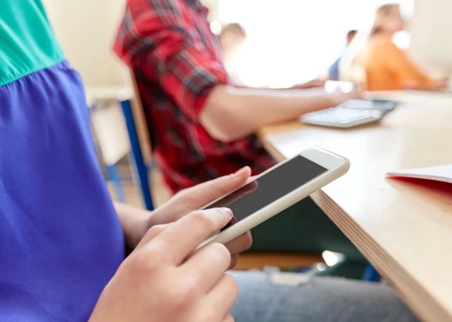 Telefonus būs aizliegts izmantot skolēniem no 1. līdz 9. klasei