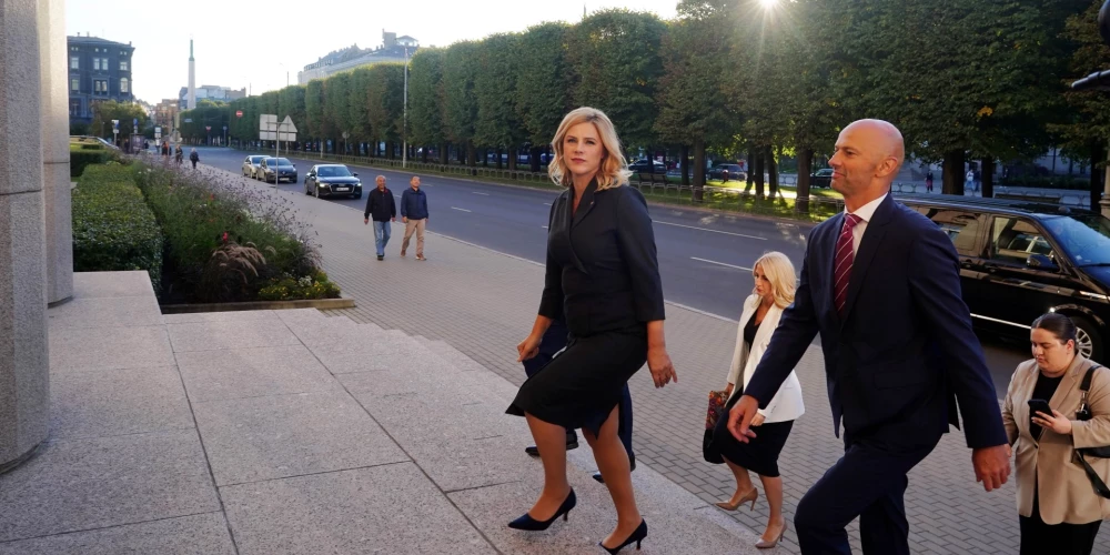 Toreizējais Valsts kancelejas vadītājs Jānis Citskovskis jauniecelto ministru prezidenti Eviku Siliņu 2024. gada septembrī ieved valdības mājā. Toreiz abu attiecības nebija tik saspīlētas, kā pašlaik.