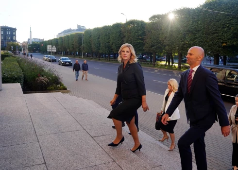 Toreizējais Valsts kancelejas vadītājs Jānis Citskovskis jauniecelto ministru prezidenti Eviku Siliņu 2024. gada septembrī ieved valdības mājā. Toreiz abu attiecības nebija tik saspīlētas, kā pašlaik.