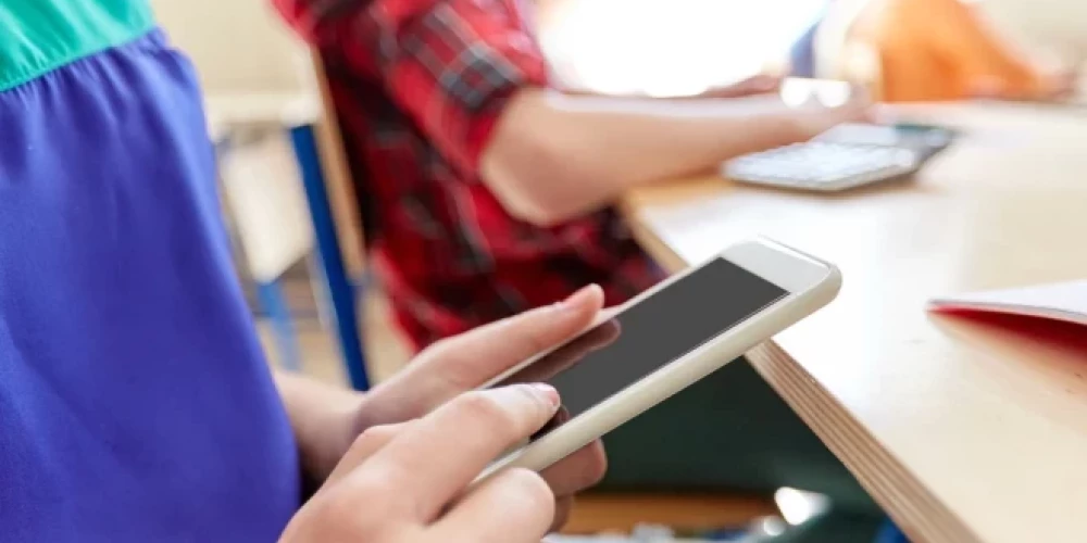 Ученикам с 1-го по 9-й класс в Латвии запретят пользоваться телефонами в школах.