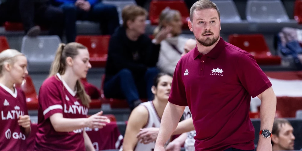 Matīss Rožlapa pamazām ievieš savu basketbola identitāti sieviešu izlases spēlē.