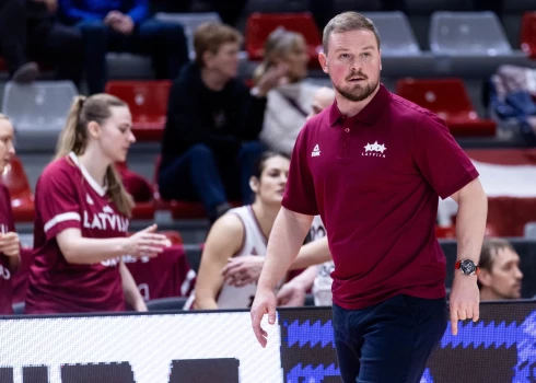 Matīss Rožlapa pamazām ievieš savu basketbola identitāti sieviešu izlases spēlē.