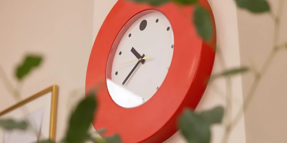 Ближайший переход произойдет весной: в воскресенье, 29 марта, в 03:00 время будет переведено на один час вперед, и страна перейдет на летнее время.