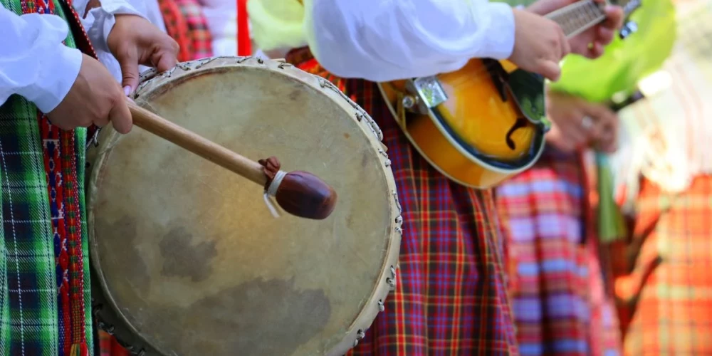 Latvijas Nacionālais kultūras centrs līdz 2026. gada 8. aprīlim aicina pieteikt Tradicionālās kultūras izcilības balvai tautas mūzikas kapelas un grupas, kā arī individuālas izcilības tautas mūzikas nozarē. 