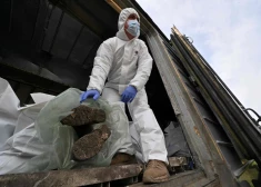 Ukrainā pēc šausminoša atraduma krituša karavīra ķermenī, kurš atgūts no Krievijas, evakuē morga personālu