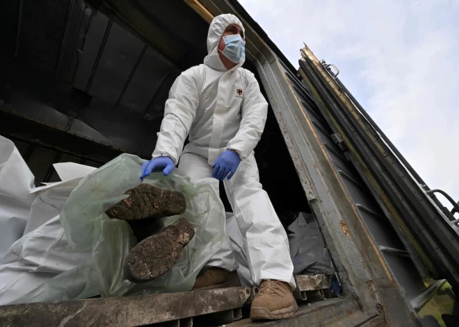 Ukrainā pēc šausminoša atraduma krituša karavīra ķermenī, kurš atgūts no Krievijas, evakuē morga personālu