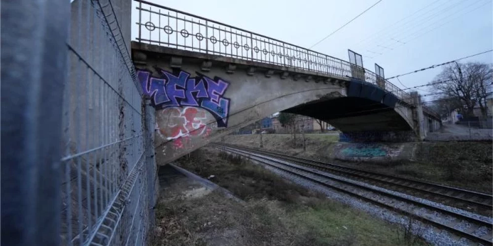 Aizdomās turētās personas dzelzceļa objektu dedzināšanu filmējušas un videomateriālus nosūtījušas uzdevumu devējiem.