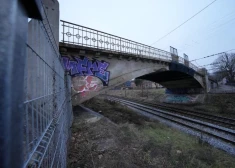 Atmaskotas personas, kuras Krievijas specdienestu uzdevumā dedzinājušas Latvijas dzelzceļa objektus