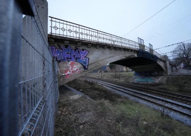 Atmaskotas personas, kuras Krievijas specdienestu uzdevumā dedzinājušas Latvijas dzelzceļa objektus