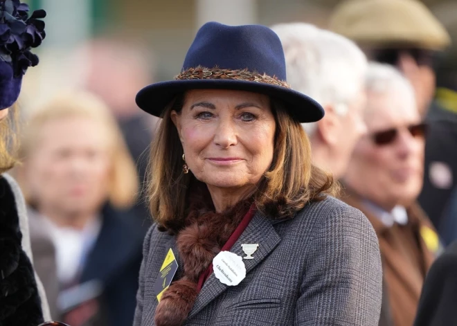 Velsas princeses Ketrīnas māte Kerola Midltone 2026. gada 11. martā apmeklēja Čeltenhemas zirgu skriešanās sacīkstes kopā ar karalisko ģimeni. Viņa galvā bija likusi platmali, kāda redzēta Ketrīnai 2020. gadā un rokās nesa “Hermes Birkin” vintage somu, kuras cena izsolēs var sasniegt 50 000 mārciņu.