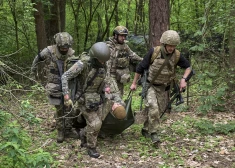 "Он один из нас": латвийский доброволец из "Азова" в тяжелом состоянии доставлен в клинику Киева