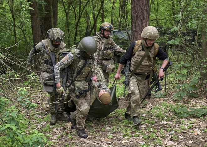 "Он один из нас": латвийский доброволец из "Азова" в тяжелом состоянии доставлен в клинику Киева