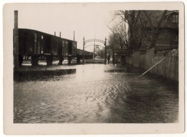 Во время наводнения в Подрагсе у цементной фабрики Шмита, 23 апреля 1929 года.