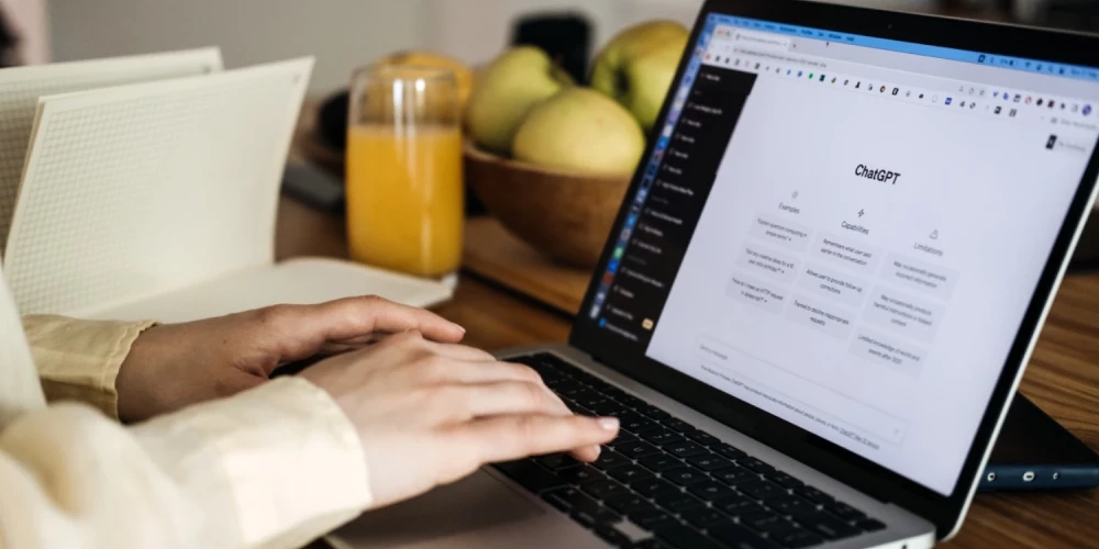 Mākslīgā intelekta izmantošana ir visvienkāršāk apgūstama, izmantojot lielos valodas modeļus. 