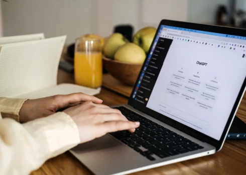 Mākslīgā intelekta izmantošana ir visvienkāršāk apgūstama, izmantojot lielos valodas modeļus. 