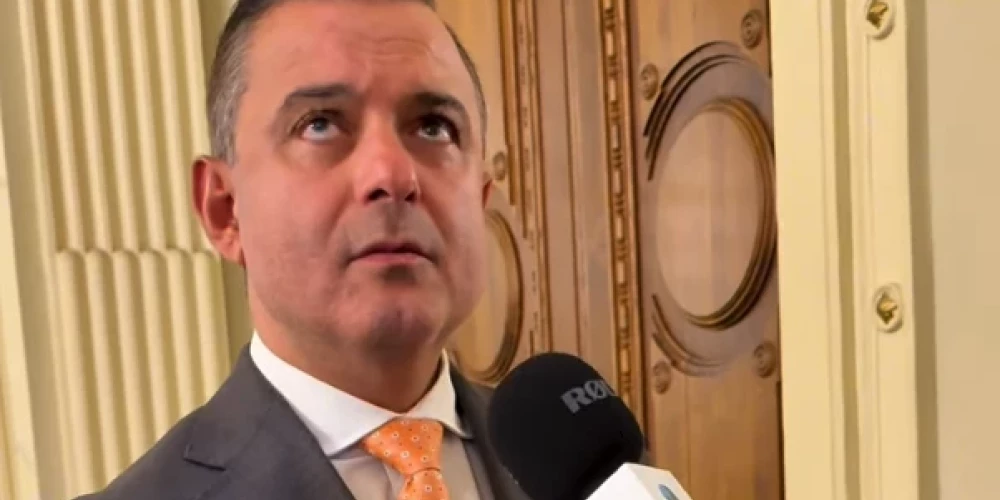 Nenoliedzami šai savādajai situācijai ir izskaidrojums, taču ministrija, kā jau minēts, līdz šim nav papūlējusies to sniegt, savukārt ministrs ar grūtībām atceras savu pēdējo atvaļinājumu, bet šīs atmiņas nesakrīt ar rīkojumiem, kas pieejami publiski. Neskatoties uz Veselības ministrijas klusēšanu, esam atkārtoti vērsušies, prasot atrādīt aviobiļetes, ar kurām nokļūts līdz Kiprai un atpakaļ.