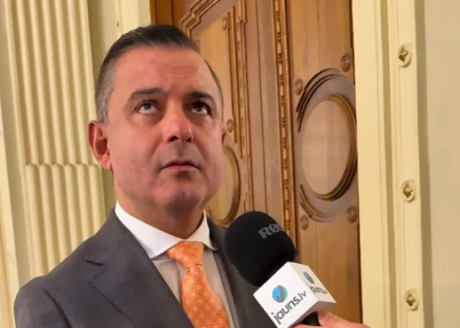 VIDEO: Kur pazuda Hosama Abu Meri atvaļinājums? Dokumenti vieš aizdomas, ministrs atbildi uz Jauns.lv jautājumu meklē Saeimas griestos, bet ministrija klusē