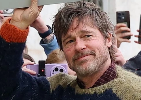 Кстати, Брэду Питту уже 62, так что, по мнению молодежи, он уже старик. Не пугайтесь его внешнего вида - это актер на съемках нового фильма в Афинах 6 марта 2026 года.