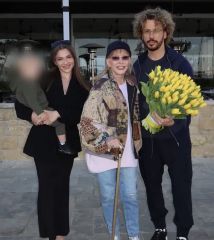 Алле Пугачевой приходится передвигаться с палочкой.