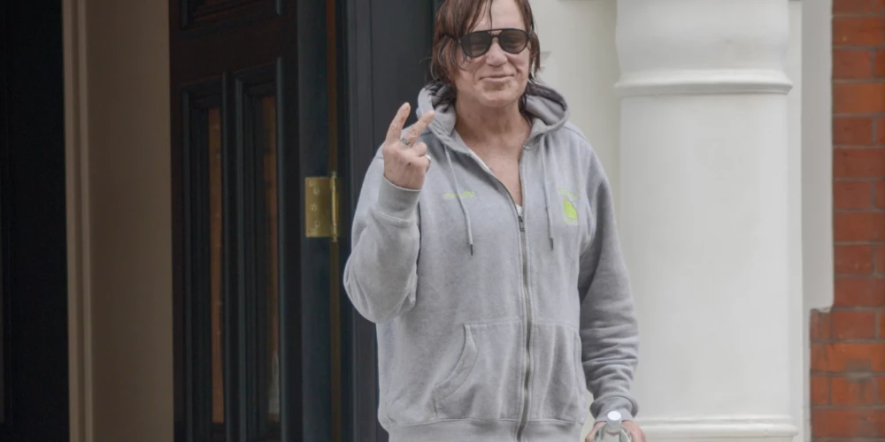 Микки Рурк выселен из дома в Лос-Анджелесе.